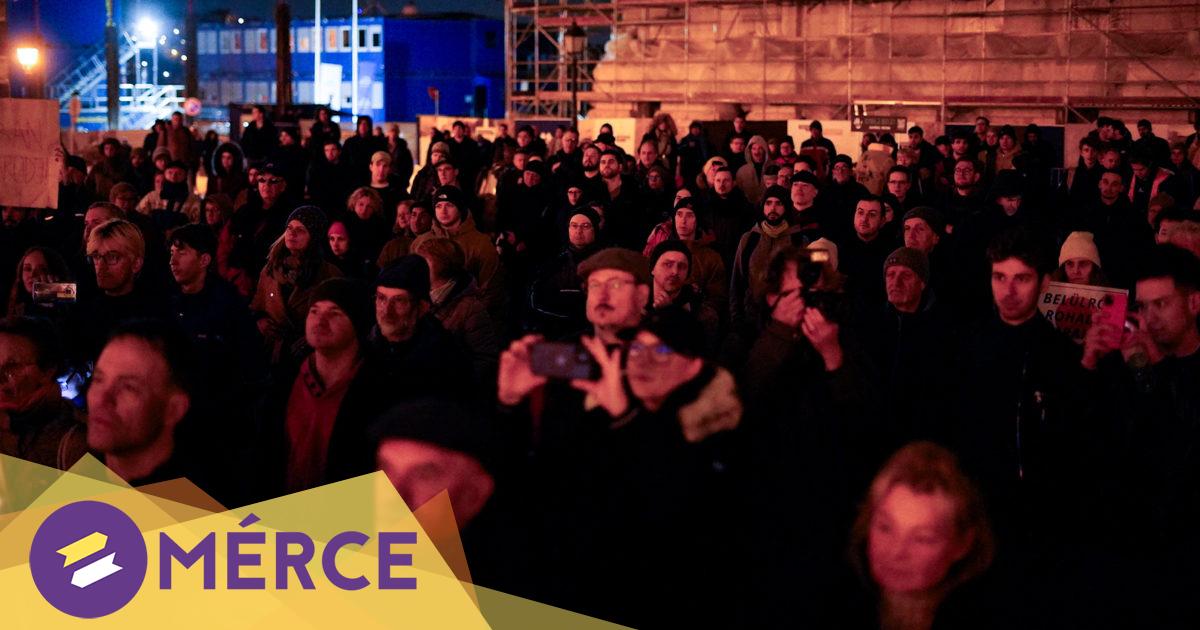 âTóni! Gondolj a gyerekekre, akiket rátok bÃztunk és akiket elárultatok!â – a Karmelita elÅtt tüntetett a Momentum « Mérce âTóni! Gondolj a gyerekekre, akiket rátok bÃztunk és akiket elárultatok!â – a Karmelita elÅtt tüntetett a Momentum « Mérce